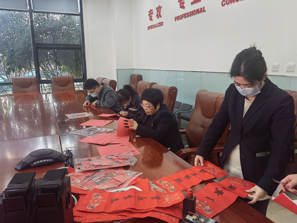 路鵬達(dá)黨支部開展“春聯(lián)剪紙送祝福 文化傳承迎新年”活動(dòng)