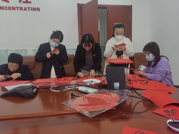 路鵬達(dá)黨支部開展“春聯(lián)剪紙送祝福 文化傳承迎新年”活動(dòng)