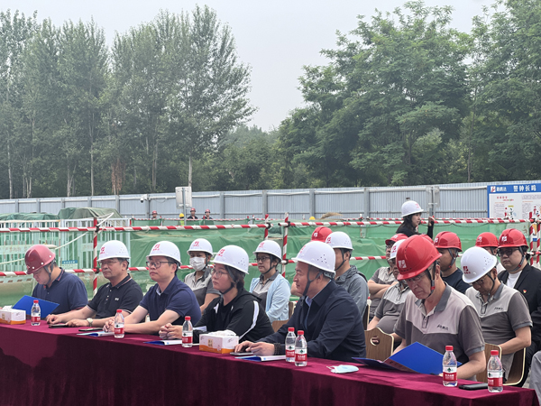 阿蘇衛(wèi)定向安置房BS-005地塊一標(biāo)段 首棟主體結(jié)構(gòu)封頂