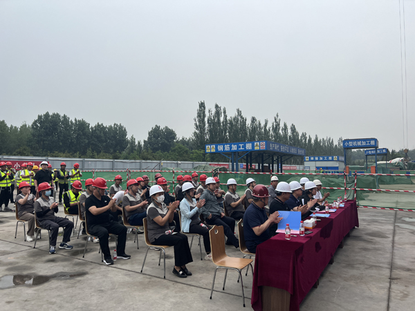 阿蘇衛(wèi)定向安置房BS-005地塊一標(biāo)段 首棟主體結(jié)構(gòu)封頂