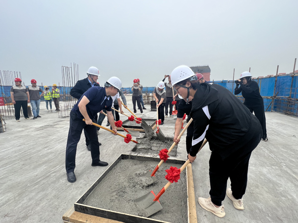 阿蘇衛(wèi)定向安置房BS-005地塊一標(biāo)段 首棟主體結(jié)構(gòu)封頂