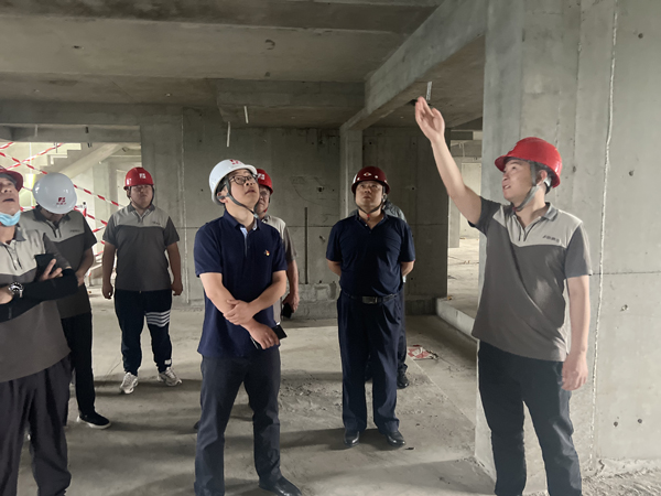 阿蘇衛(wèi)定向安置房BS-005地塊一標(biāo)段 首棟主體結(jié)構(gòu)封頂
